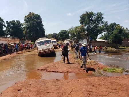 Foule rassemblée autour d'un véhicule embourbé sur une route inondée dans le quartier Bornou, à Bria, dans la préfecture de la Haute-Kotto, en Centrafrique. CopyrightCNC