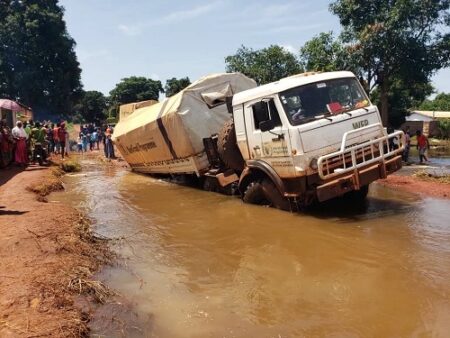 Camion du PAM embourbé sur une route inondée près du pont Samba, dans le quartier Bornou à Bria, en République centrafricaine. CopyrightCNC, corbeaunews-centrafrique.org