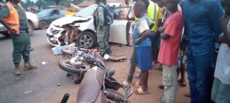 La scène d'un accident, où Une voiture est entrée en collusion avec deux taxis-motos à l'entrée du quartier PK10, à la sortie nord de Bangui, en direction du quartier PK12. La voiture vient de quitter vers Gobongo pour aller vers le PK12 quand elle a percutté deux engins sur sa route. Les gendarmes motorisés sont arrivés sur le lieu.