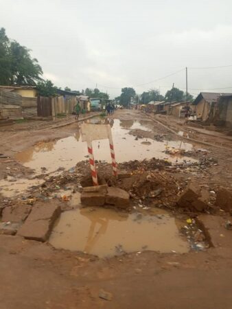 voici la rue de Sega soi-disant réhabilité par la société Djibro service. La photo a été filmé par le journaliste Christian Aimé Ndota