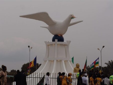 Voici la place Oumar Bongo dite place Marabena filmée en 2010, illustrant l'article sur Le naufrage de la ville de Bangui: Une capitale aux portes du chaos à une semaine du 1er décembre….