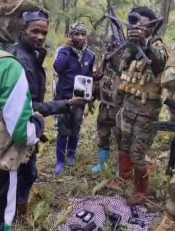 Les drones abandonnés par les mercenaires russes du groupe Wagner et repris par les rebelles de 3R dans la localité de Ngaoukala, à 80 km. de Bocaranga, dans Lim-Pendé, en Centrafrique