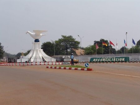 Voici la place Oumar Bongo dite place Marabena en 2010, illustrant l'article sur Le naufrage de la ville de Bangui: Une capitale aux portes du chaos à une semaine du 1er décembre….