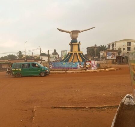 Voici la place Oumar Bongo en 2024 filmée par le journaliste Chritian Aimé Ndota, illustrant l'article sur Le naufrage de la ville de Bangui: Une capitale aux portes du chaos à une semaine du 1er décembre….