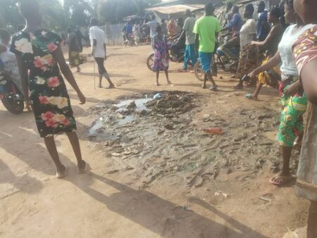 Rassemblement spontané des habitants de Yangato après l'incident entre police et FACA