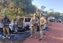 véhicule 4x4 transportant des soldats FACA, un ressortissant chinois et une centrafricaine, calciné par les rebelles de 3R dans une embuscade près de Koundé, tuant de facto deux soldats FACA