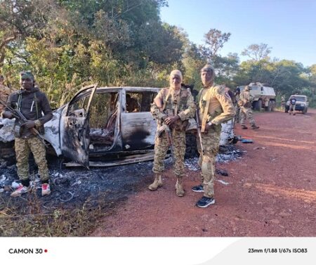 véhicule 4x4 transportant des soldats FACA, un ressortissant chinois et une centrafricaine, calciné par les rebelles de 3R dans une embuscade près de Koundé, tuant de facto deux soldats FACA