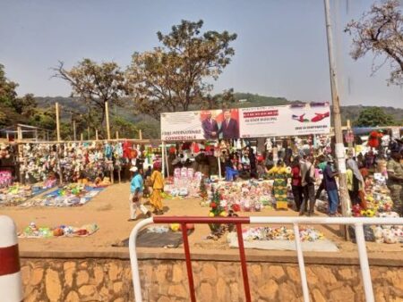 À quelques heures de Noël : Les marchés de Bangui peinent à offrir la magie des jouets aux enfants