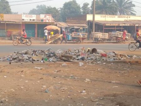 Bangui étouffée par ses ordures : les millions de "Kwa Ti Kodro" partent aux égouts au quartier combattant