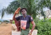 Escroquerie à la radio Gouandjika : Fidèle Gouandjika empoche les 8 000 Francs CFA des propriétaires des véhicules impayés de l’investiture de Touadéra et les roule complètement comme des enfants dans la farine Escroquerie à la radio Gouandjika : Fidèle Gouandjika empoche les 8 000 Francs CFA des propriétaires des véhicules impayés de l’investiture de Touadéra et les roule complètement comme des enfants dans la farine