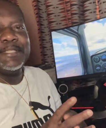 L'ancien Premier ministre Firmin Ngrébada déclenche une vaste polémique sur les réseaux sociaux avec une vidéo de simulateur de vol