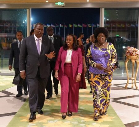 Le président centrafricain Faustin-Archange Touadéra et son épouse Brigitte arrivent à Addis-Abeba, accueillis avec faste dans un contexte de crise en Centrafrique.