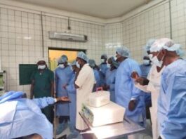 Hôpital communautaire de Bangui : enquête au cœur d’un système où les malades affrontent la pénurie, le commerce illicite des médicaments et la faim Résistance aux antibiotiques: le discours de l’empereur Touadéra et la pauvreté qui force les Centrafricains à se soigner dans la rue