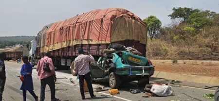 Sur le lieu de l'accident de circulation entre Bouar et Baoro ce jeudi 13 février 2025 impliquant quatre véhicules, l'un est le car de l'agence Avenir de Centrafrique, un deuxième en provenance de Béloko, un troisième en provenance de Zawa vers Yaloké et un quatrième de Bouar, dans la préfecture de la Nana-Mambéré. Corbeaunews-Centrafrique