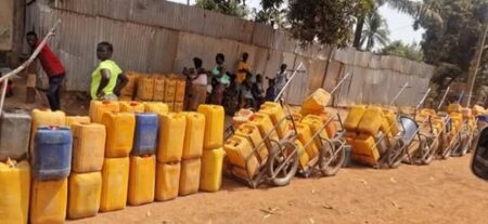 Bidons jaunes alignés devant une fontaine d’eau à Bangui, capitale de la République centrafricaine, illustrant la crise d’accès à l’eau potable.