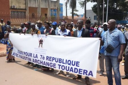 Chefs de quartier et de groupe de Bangui, Bimbo et Bégoua lors d'une marche avec une banderole de soutien à Faustin Archange Touadéra pour un troisième mandat.