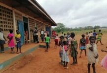 Bienvenus à la Septième République des Bras cassés : Grève générale des enseignants à Damara, village du dictateur ! Bienvenus à la Septième République des Bras cassés : Grève générale des enseignants à Damara, village du dictateur !
