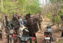 SAM-OUANDJA : Les russes noirs, que la population appelle les voyous centrafricains du groupe Wagner, enlèvent des orpailleurs en pleine zone minière SAM-OUANDJA : Les russes noirs, que la population appelle les voyous du groupe Wagner, enlèvent des orpailleurs en pleine zone minière