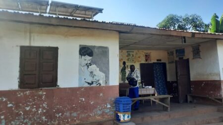 Le Dispensaire du village Bokanga, dans la commune de Mbata, préfecture de la Lobaye, en République centrafricaine. Cette image filmée par le journaliste de Corbeaunews Centrafrique en mai 2025