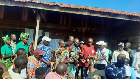 Remise d'un lampadaire solaire au dispensaire de Bokanga par l'équipe du cabinet parlementaire de l'honorable Hassan AKHRAS Akhras en mai 2025. La photo est filmée par le journaliste de Corbeaunews Centrafrique