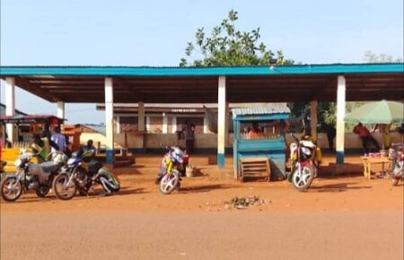 Gare routière du village Zawa entre Yaloké et Bossemptélé en Centrafrique