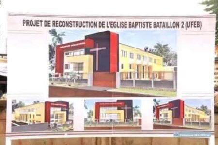 Le Panneau d'affichage du projet de reconstruction de l’église UFEB de Bataillon 2 initié par le Pasteur controversé Faki Issène. Le texte en haut indique "PROJET DE RECONSTRUCTION DE L'EGLISE BAPTISTE BATAILLON 2 (UFEB)". L'image principale montre une maquette architecturale de l'église avec une structure moderne, comprenant des murs rouges et jaunes et une grande croix sur la façade. En dessous, il y a trois petites images qui montrent différentes perspectives de la même maquette. À l'extrême droite en bas, il y a un logo avec le texte "Présidence BICE BATAILLON".