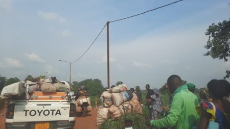 Des motos, véhicules et des gens à pied se bousculent sur le pont de pk9, vers Bimbo, à la sortie sud-ouest de Bangui en allant vers Mbaïki etPissa