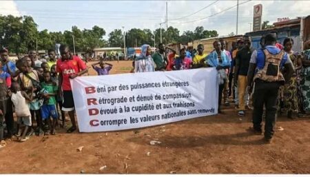 Les miliciens du parti au pouvoir, MCU, venue boycotter le meeting de du BRDC samedi 31 mai 2025 sur le terrain de l'UCATEX à Bangui, dans le huitième arrondissement, sur l'avenue des martyrs en allant vers l'aéroport de Bangui