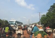 Pont de PK9 : traverser à pieds, c’est affronter la mort en face Des motos et véhicules attendent pour traverser le pont de pk9 de Bimbo à la sortie sud-ouest de Bangui