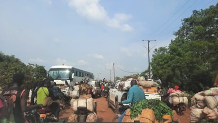 Des motos et véhicules attendent pour traverser le pont de pk9 de Bimbo à la sortie sud-ouest de Bangui