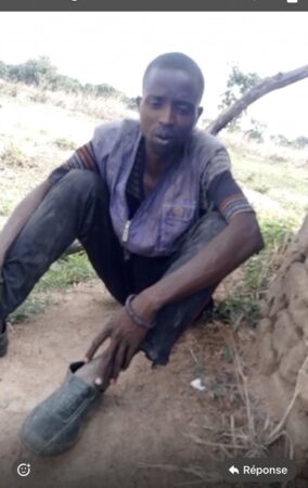 L'un des éleveurs victimes de braquage mené par quelques soldats FACA à Bang, près de la frontière avec le Tchad et le Cameroun. Ici assis au sol et intervieewé sur les faits