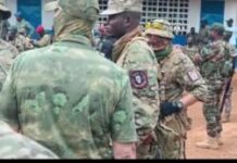 L’enfer s’abat sur le village Dongué-Yaboni, à quarante-cinq kilomètres de Gallo, où les ex-rebelles de 3R sèment une terreur sanglante et font fuir toute la population Un colonel rebelle du 3R, devenu candidat du MCU, fait invalider la candidature d’un docteur à Bouar