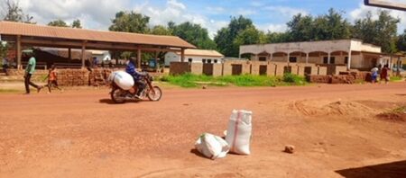 Devant la gare routière de Paoua, dans la préfecture de Lim-Pendé, au nord-ouest de la RCA. Photo Guira FM