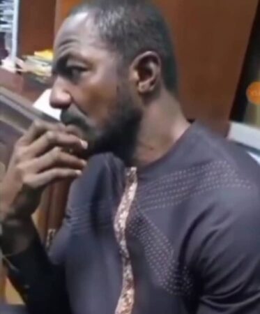 Le colonel Armel Sayo dans le local de la police camerounaise peu après son arrestation à l'aéroport de Douala