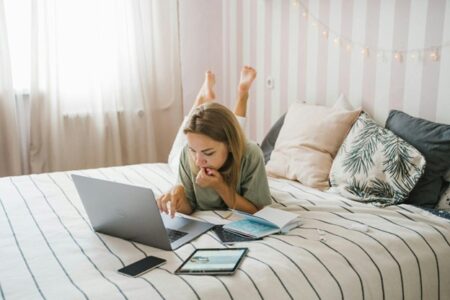 L'essor du travail numérique : freelances, influenceurs et activités annexes