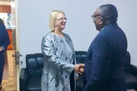 àààààDiplomatie en déclin : les États-Unis rétrogradent leur représentation en Centrafrique pendant que Bangui joue au guide touristique….