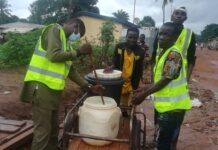 L’association NSHN intensifie ses actions humanitaires dans le 8ᵉ arrondissement de Bangui Mélange de clore pour la désinfection des puits par les membres de l'association NDARA NA SENI A HON NGUIZA. Sur financement de son directeur exécutif Magloire DOBIAN MOYTATI. Cette activités est menée chaque année par cette association NSHN . C'est la cinquièm