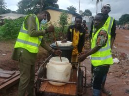 Mélange de clore pour la désinfection des puits par les membres de l'association NDARA NA SENI A HON NGUIZA. Sur financement de son directeur exécutif Magloire DOBIAN MOYTATI. Cette activités est menée chaque année par cette association NSHN . C'est la cinquièm
