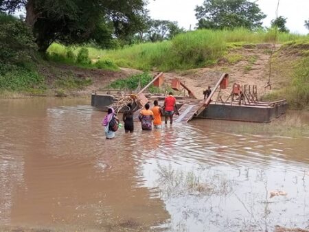 Les villageois tentent de traverser la rivière du village Gougère, 5 kilomètres d'Obo. CpyrightCNC