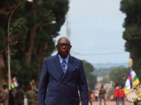 Regardez l’hypocrisie des bras cassés de la septième république : Moloua exige le respect du drapeau centrafricain alors que Touadéra le transforme en tapis et le piétine chaque jour Hypocrisie des bras cassés de la septième république : Moloua exige le respect du drapeau centrafricain alors que Touadéra le transforme en tapis et le piétine chaque jour