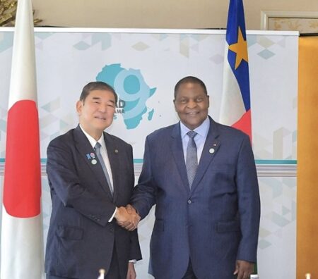 Le PRÉSIDENT DE LA RÉPUBLIQUE CENTRAFRICAINE FAUSTIN ARCHANGE TOUADÉRA ET LE PREMIER MINISTRE JAPONAIS SHIGERU ISHIBA