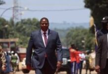 TOUADERA, L’AVEU DE FAILLITE : DIX ANS DE POUVOIR, ZERO REPONSE A UNE QUESTION SIMPLE Centrafrique : le PCS dénonce la profanation du drapeau national par le régime Touadéra lors de la cérémonie du 13 août