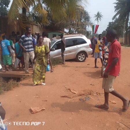 Le véhicule du fuyard fini par un accident au quartier Walingba, dans le cinquième arrondissement de Bangui. Photo CNC