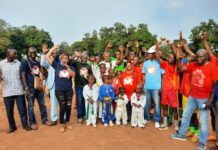 Centrafrique : Real Source bat Les Abeilles 3-1 dans un match de cohésion sociale organisé par l’association Action solidaire à Damara Photo de famille à la fin de l'activité organisée par l'association Action Solidaire à Damara