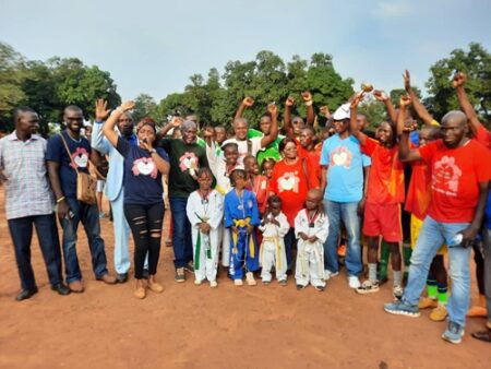 Photo de famille à la fin de l'activité organisée par l'association Action Solidaire à Damara