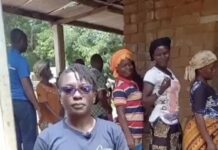 Touadera, regarde cette vidéo de la honte : tu fais 10 ans au pouvoir, mais les centrafricains continuent de faire de rang pour recevoir des aides humanitaires d’urgence Touadera, regarde cette vidéo de la honte : tu fais 10 ans au pouvoir, mais les centrafricains continuent de faire de rang pour recevoir des aides humanitaires d’urgence