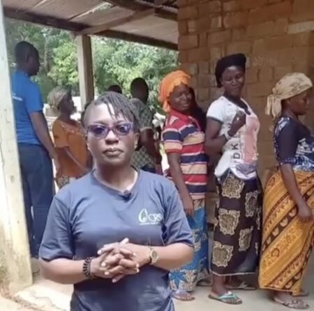 Touadera, regarde cette vidéo de la honte : tu fais 10 ans au pouvoir, mais les centrafricains continuent de faire de rang pour recevoir des aides humanitaires d’urgence