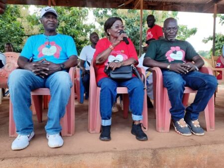 Madame le Maire de la ville de Damara au milieu des responsables de l'association Action Solidaire lors d'une activité ce 30 août à Damara.
