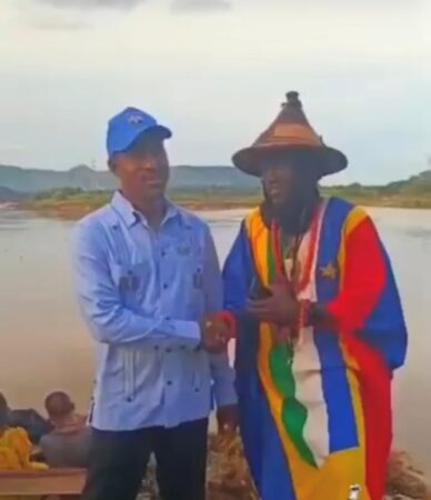 Le fugitif Hassan Bouba au milieu des musiciens Peuls à Bangui