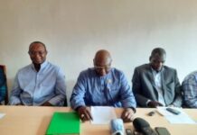 Centrafrique : Le BRDC met Touadéra face à ses contradictions constitutionnelles 3 leaders du BRDC, à gauche M. Anicet Georges DOLOGUÉLÉ président du parti URCA, au milieu M. Martin ZIGUELÉ président du parti MLPC et à droite M. Mahamat KAMOUN président du BTK lors de la conférence de presse du jeudi 25 septembre 2025 au siège du BRDC.
